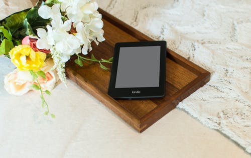 木制托盘上的黑色平板电脑 · 免费素材图片