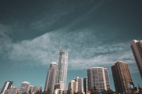 高层建筑的低角度照片 · 免费素材图片