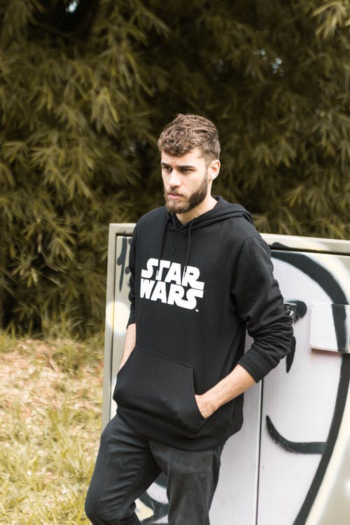 穿黑色连帽衫的男人 · 免费素材图片