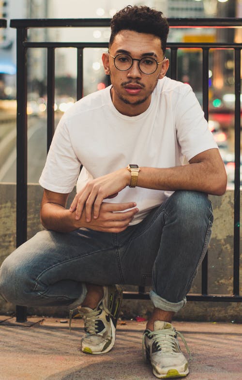 坐在黑金属烧烤旁边的男人 · 免费素材图片