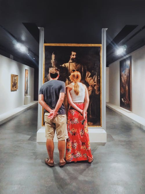 男人和女人站在一起穿着棕色长袍西装照片的男人面对 · 免费素材图片