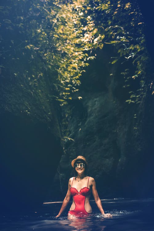 女人穿着红色泳装 · 免费素材图片