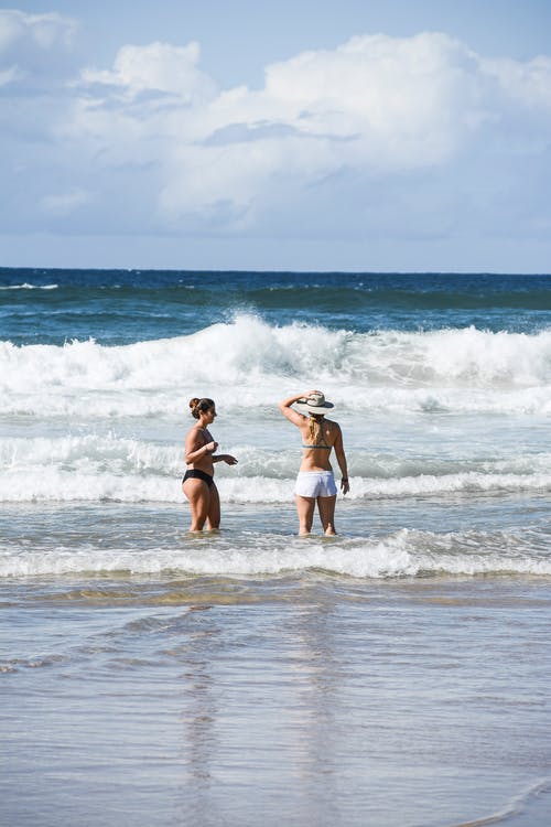 两个女人站在岸上 · 免费素材图片