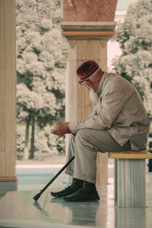 坐在长椅上的男人 · 免费素材图片