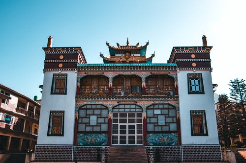 白色混凝土房子 · 免费素材图片