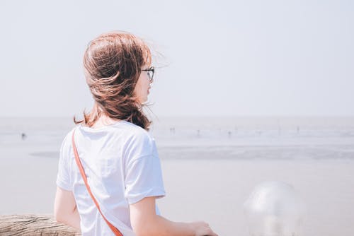 女人在白色的t恤，俯瞰地平线的照片 · 免费素材图片