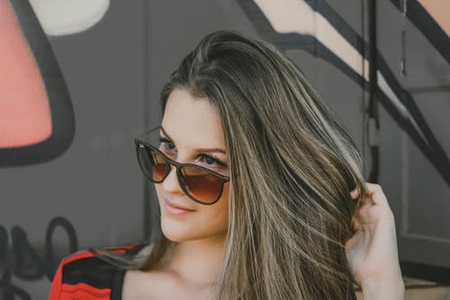 摆在太阳镜视线的女人的照片 · 免费素材图片