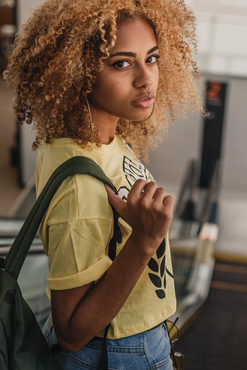 女人背着背包的照片 · 免费素材图片