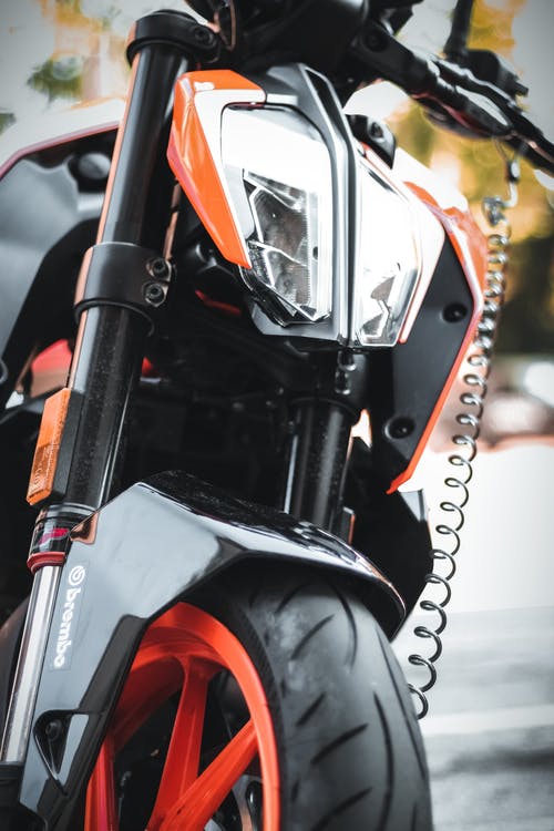 黑色和橙色摩托车的浅焦点照片 · 免费素材图片