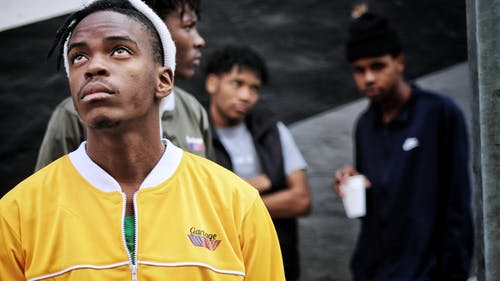 黄夹克的男人 · 免费素材图片