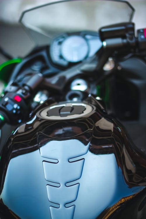 蓝色和黑色运动摩托车 · 免费素材图片