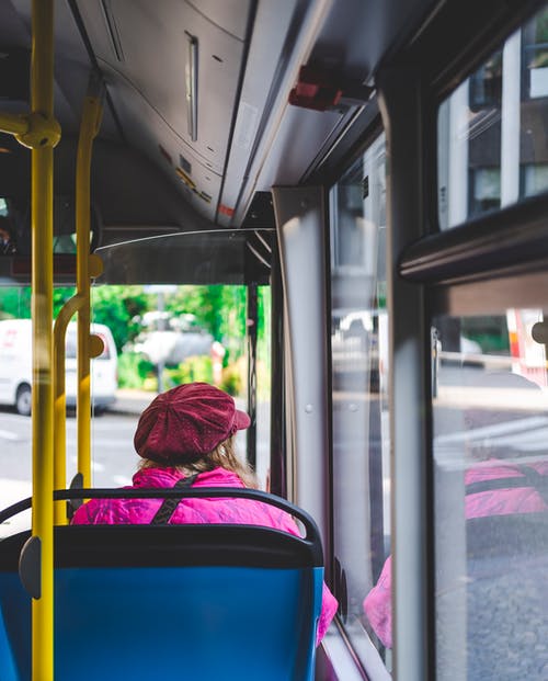 坐在公交车内的女人 · 免费素材图片