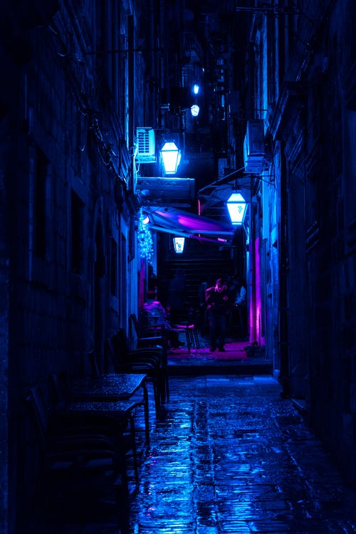 黑暗小巷与打开的路灯 · 免费素材图片