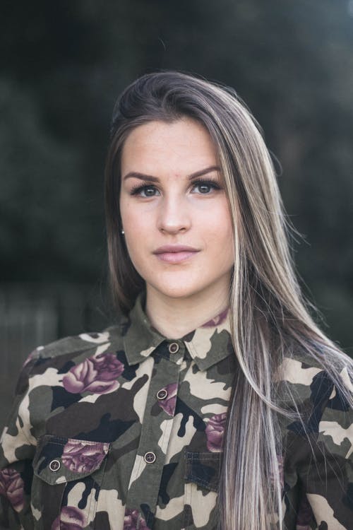 女人穿着绿色花卉迷彩衬衫的肖像照片 · 免费素材图片