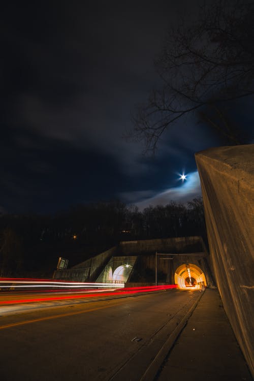夜间公路隧道的延时摄影 · 免费素材图片