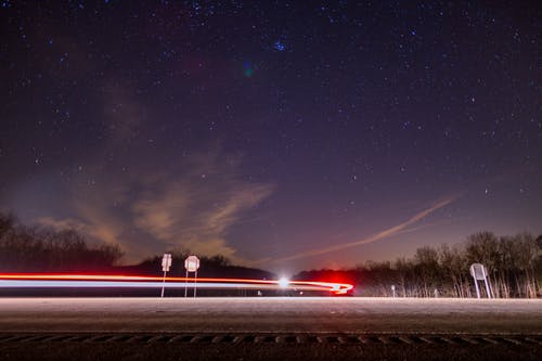 道路上的汽车延时摄影 · 免费素材图片