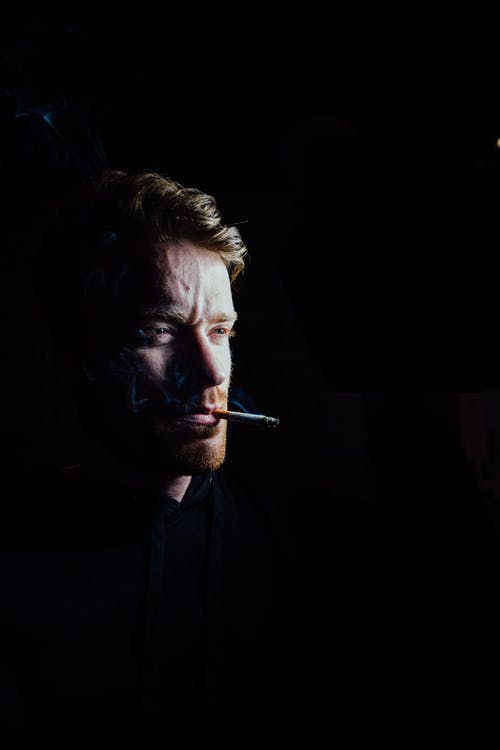 吸烟的人的肖像 · 免费素材图片