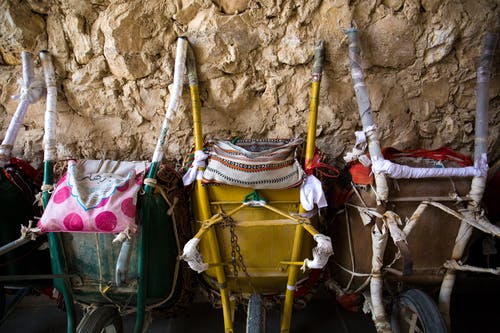 绿色，黄色和棕色的独轮车的照片 · 免费素材图片