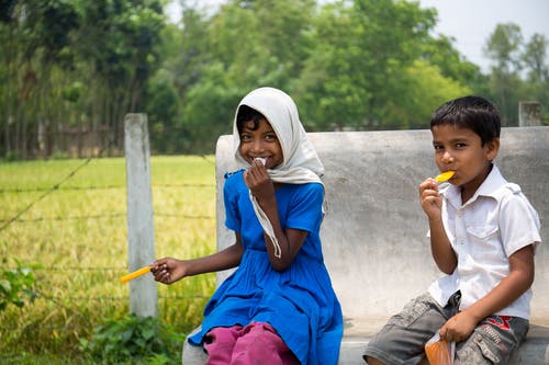 两个孩子吃食物的照片 · 免费素材图片
