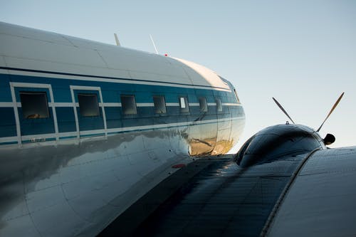 飞机机翼的特写照片 · 免费素材图片