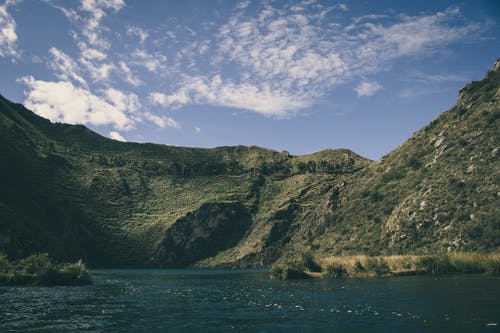 水体附近山丘的风景摄影 · 免费素材图片