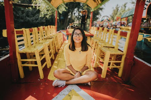 坐在红地板上的女人 · 免费素材图片