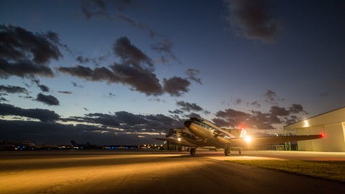 白色客机 · 免费素材图片