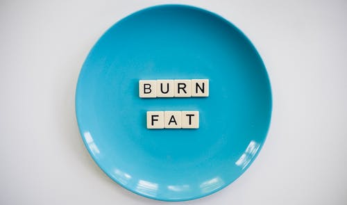 在圆形的蓝色板上燃烧脂肪文本的照片 · 免费素材图片
