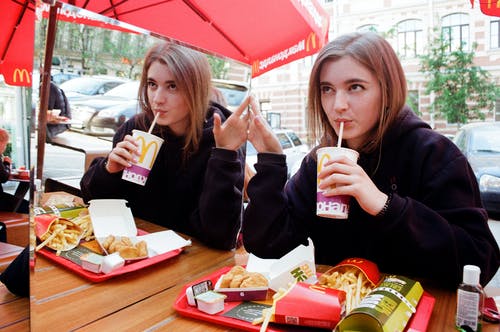 一个女人在麦当劳吃的照片 · 免费素材图片