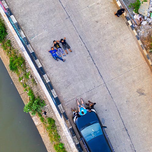 空中摄影躺在路上的陌生人 · 免费素材图片