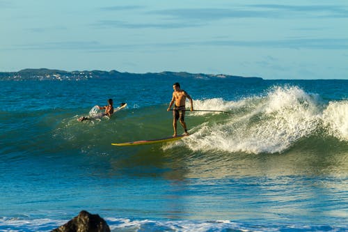 男子使用冲浪板 · 免费素材图片