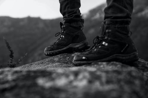 穿黑鞋的人的单色照片 · 免费素材图片