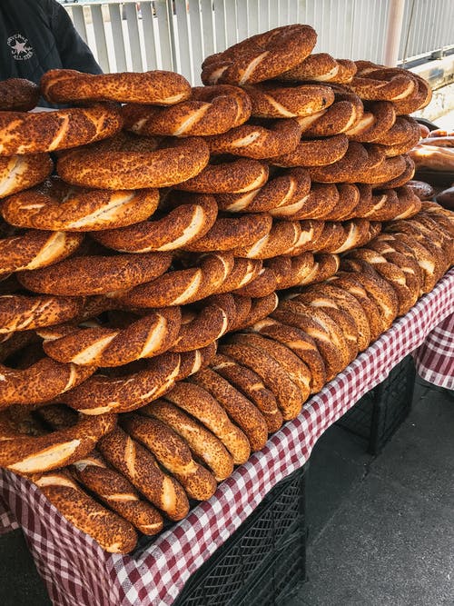 桌上的面包圈 · 免费素材图片