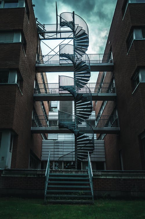 黑金属旋转楼梯 · 免费素材图片