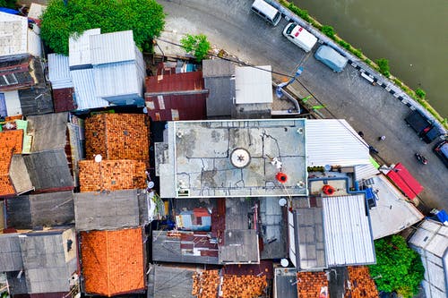 公路旁房屋鸟瞰图 · 免费素材图片