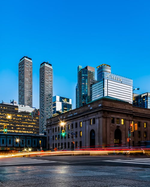 车辆经过建筑物的延时摄影 · 免费素材图片