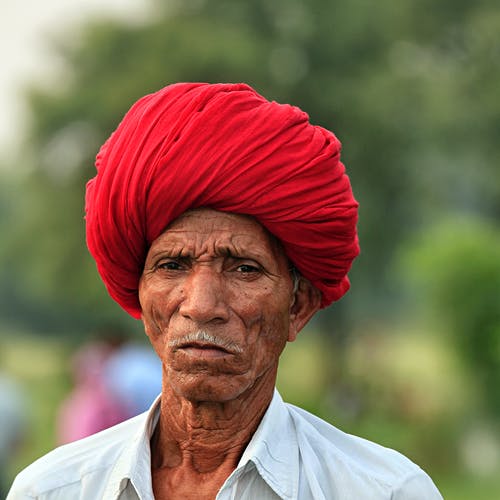 穿红色头巾的男人 · 免费素材图片