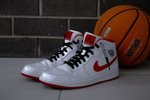 一对白色air Jordan 1鞋 · 免费素材图片