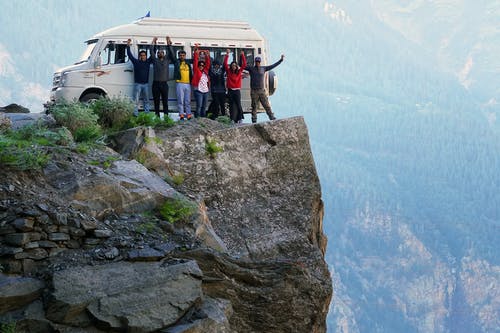 一群人站在悬崖上 · 免费素材图片