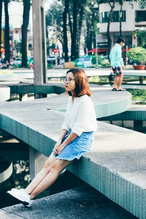 坐在长椅上的女人 · 免费素材图片