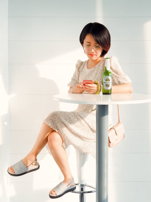 女人坐在酒吧凳 · 免费素材图片