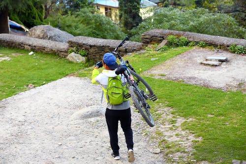 男子携带自行车 · 免费素材图片