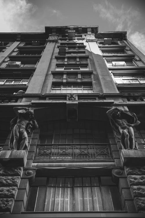 高层建筑的低角度摄影 · 免费素材图片