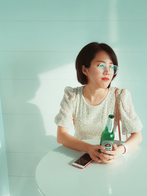 坐在桌旁的女人 · 免费素材图片