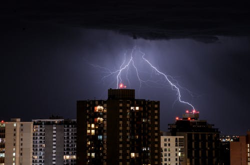 夜空中的雷击 · 免费素材图片