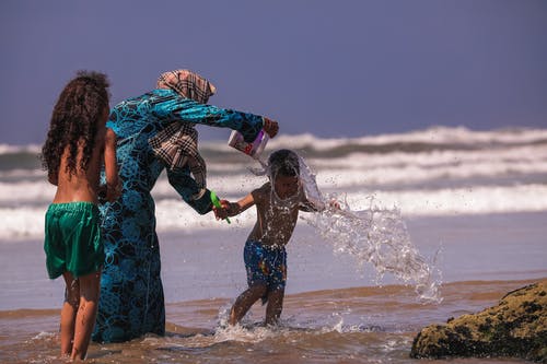 女人和两个男孩在岸上 · 免费素材图片