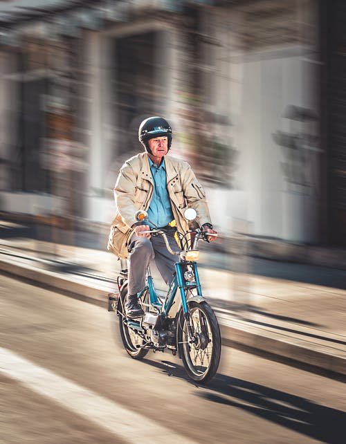 在街上骑自行车的人 · 免费素材图片