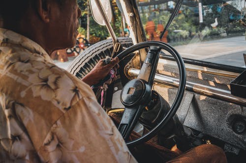 男子驾驶汽车 · 免费素材图片