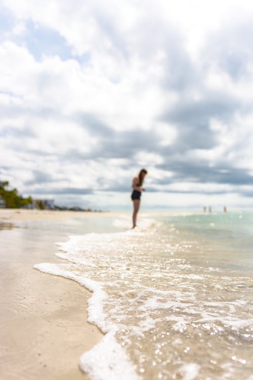 女人站在岸上的照片 · 免费素材图片