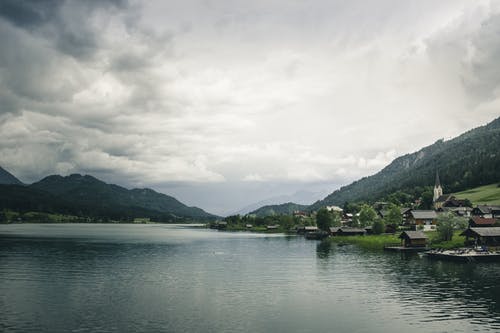 湖边的房子 · 免费素材图片